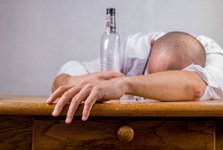 V Ocmanicích úřadoval alkohol! Pořádně opilý cyklista nevybral zatáčku, nadýchal 3,5 promile