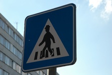 Chodci kličkují mezi auty a kamiony. V Křižanově bude konečně stezka k nádraží Chodci kličkují mezi auty a kamiony. V Křižanově bude konečně stezka k nádraží