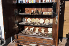 Ve Velké Bíteši vznikla samoobslužná skříň plná ruční tvorby z místní rodinné dílny