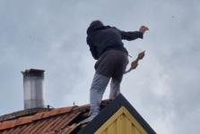 Vypjatá situace ve Zbraslavi! Agresivní muž pobíhal po střeše a házel tašky po záchranářích